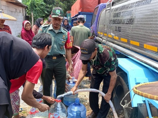 Babinsa Bantu penyaluran Air Bersih di Desa Tamiang