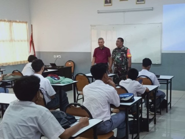 Babinsa Koramil 02/Sawah Besar Memberikan Materi Wawasan Kebangsaan Kepada Para Siswa