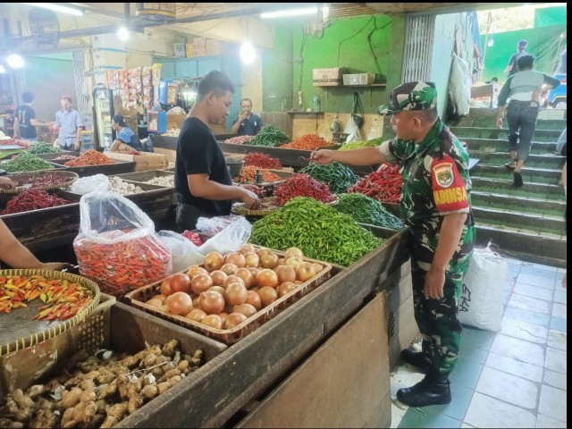 Cek Harga Bahan Pokok, Babinsa Serda Candra Turun Langsung di Pasar Tradisional