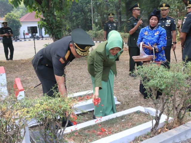 KOREM 052/WKR ZIARAH MAKAM DAN UPACARA TABUR BUNGA DI TAMAN MAKAM PAHLAWAN