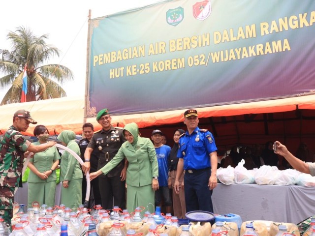 HUT Korem 052/Wkr, Upaya Kepedulian TNI, Penyaluran Bansos Dan Air Bersih Untuk Warga Terdampak Kekeringan