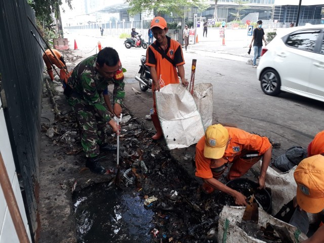 Babinsa Koramil 05/Tanah Abang Melaksanakan Kegiatan Komunikasi Sosial Serta Kerja Bakti Bersama Anggota PPSU