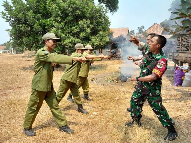 Babinsa dan Bimaspol Gembleng Linmas Desa Lobang Buaya