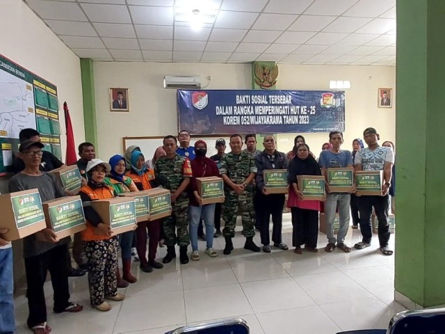 Koramil 02/Btc Baksos Bagikan Sembako HUT Korem 052/Wkr ke-25