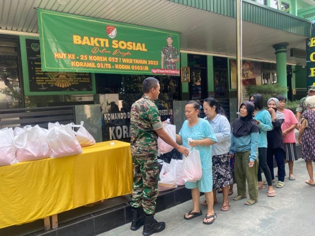 Peringati HUT Korem 052/Wkr Ke-25, Koramil 01/Tamansari Bagikan 100 Paket Sembako Ke Warga Kurang Mampu