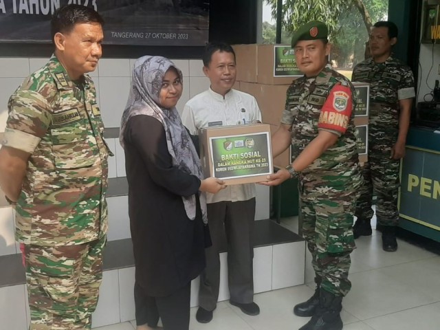 Peduli Masyarakat Kurang Mampu, Koramil 06/CBD Bagikan Paket Sembako