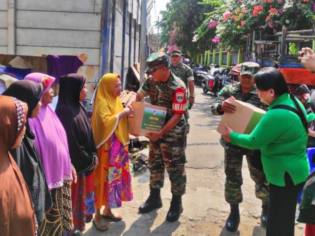 Peringati HUT Korem 052/Wijayakrama, Danramil 03/GP Dan Ketua Persit KCK Ranting 4 Gropet Bagikan Paket Sembako Kepada Warga Slipi