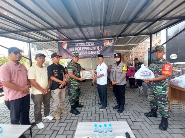 Danramil 08/Pml Pimpin Pelaksanaan Pembagian Paket Sembako Dalam Rangka HUT Korem 052/Wkr