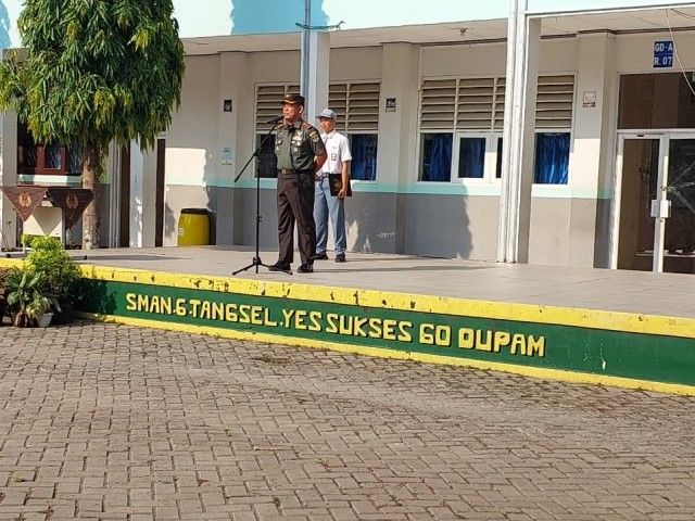 Danramil 08/Pamulang Menjadi Irup Upacara Bendera Di SMAN 6, Tanamkan Semangat Persatuan Dan Kesatuan Di Hari Sumpah Pemuda Ke 95