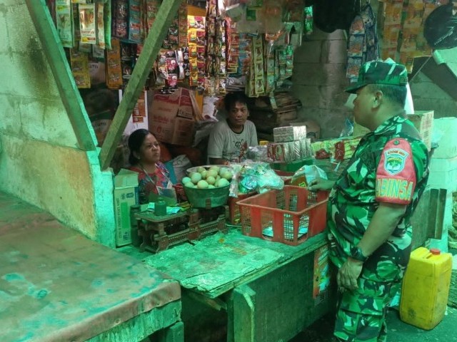 Babinsa Koramil 01/Tamansari Pantau Harga Sembako dan Situasi Pasar