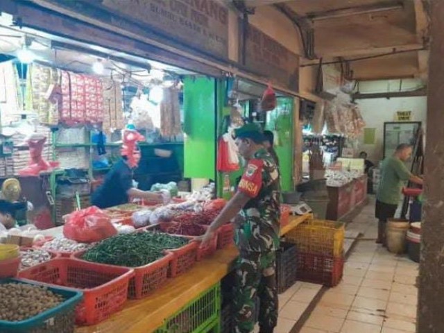 Babinsa Koramil Jajaran Kodim 0507/Bekasi Turun Ke Pasar Untuk Melakukan Monitoring Harga Sembako