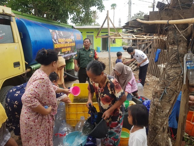 Babinsa Koramil 14/Panongan Distribusikan Air Bersih Untuk Warga