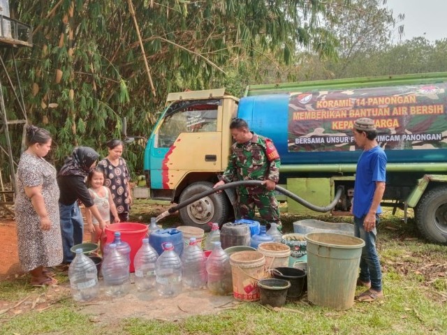 Koramil 14/Panongan Distribusikan Air Bersih Untuk Kebutuhan Warga