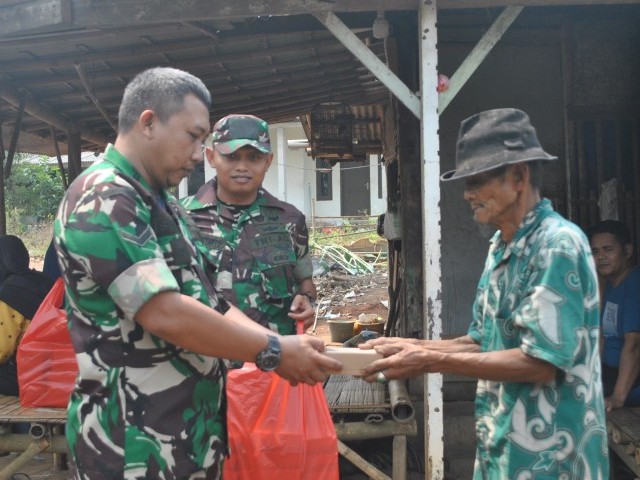 Kegiatan Rutin Kodim 0510/Tigaraksa, Jum'at Berkah Berbagi Nasi Kotak