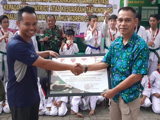Danramil 14/Panongan Berikan Penghargaan Kepada Atlet Taekwondo Binaan Koramil 14/Panongan