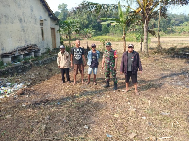 Babinsa Desa Cileles Imbauan Tidak Buang Dan Bakar Sampah