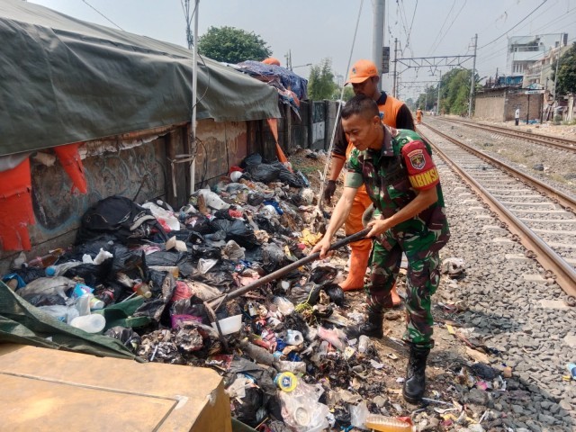 Babinsa Koramil 04/Gambir Bersama PPSU Melaksanakan Kerja Bakti