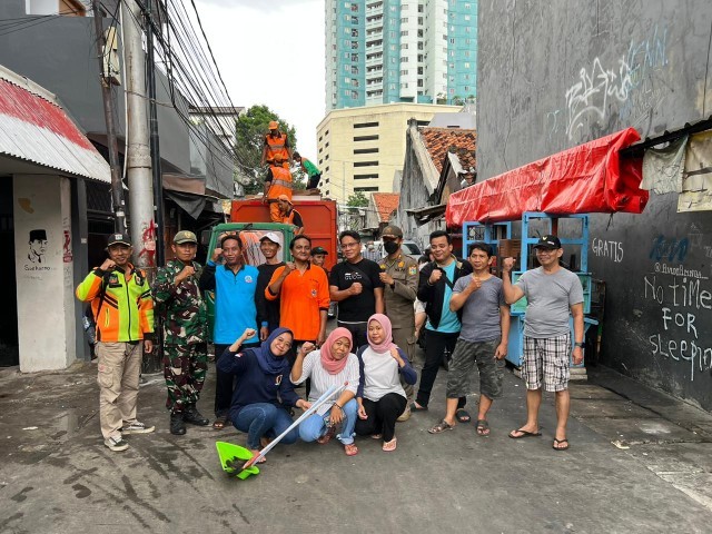 Kerja Bakti, Babinsa Koramil 01/Tamansari Ambil Bagian Dalam Bersihkan Lingkungan