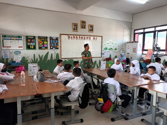 Tanamkan Cinta Tanah Air, Babinsa Berikan Materi Wasbang Kepada Siswa SD 06 Kalisari