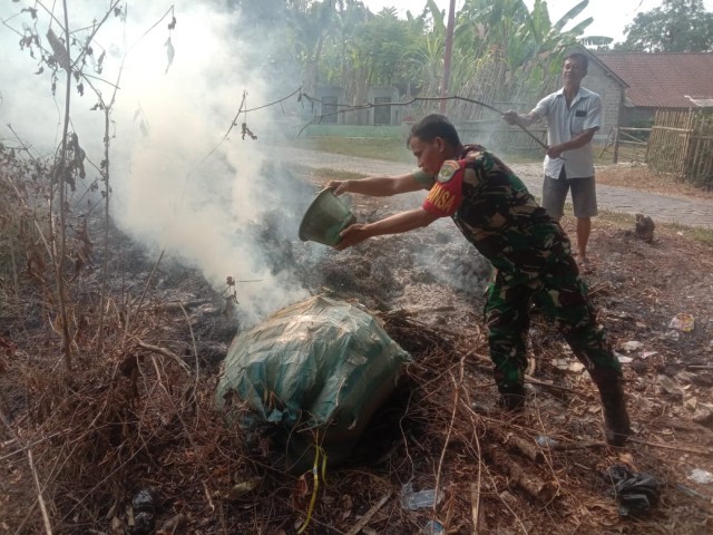 Babinsa Dangdang Kodim 0510/Tigaraksa Datangi Padamkan Pembakaran Sampah