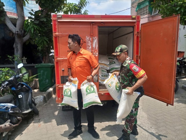 Babinsa Koramil 05/Tanah Abang Monitoring Penyaluran Bansos Beras