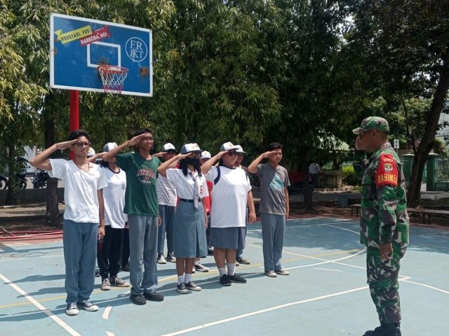 Babinsa Koramil 04/Pulogadung, Latih Baris-Berbaris SMK Fransiskus 1
