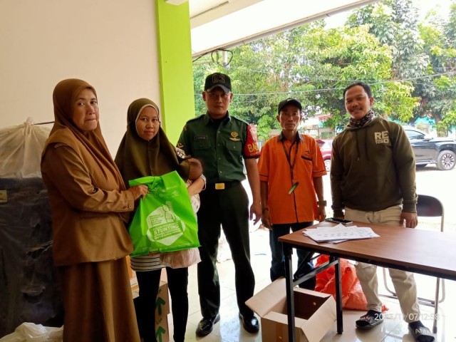 Babinsa Koramil 03/Legok Monitoring Penyaluran Bantuan Pangan Untuk KRS