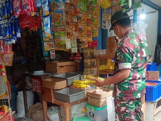 Babinsa Koramil 01/Tamansari Pantau Harga Sembako