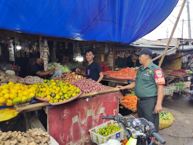 Jaga Stabilitas Ekonomi, Babinsa Lebak Wangi Cek Kebutuhan Pokok