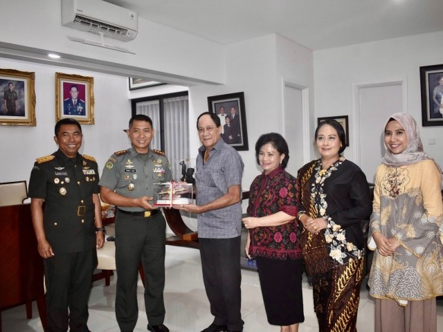 Danpussenarhanud didampingi Danmen Arhanud laksanakan Anjangsana ke Purnawirawan