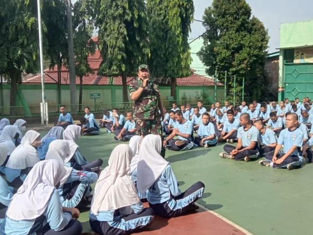 Tumbuhkan Semangat, Babinsa Koramil 03/Pasar Rebo Giat Wasbang di SMKN 52 Ciracas