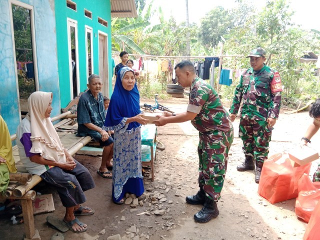 Rutin Kodim 0510/Tigaraksa Gelar Jum'at Berkah Bagikan Nasi Kotak