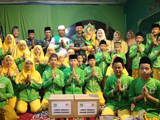 Jumat berkah rutin, Korem 052/Wijayakrama santuni anak yatim piatu di Yayasan Fajar Qolbi