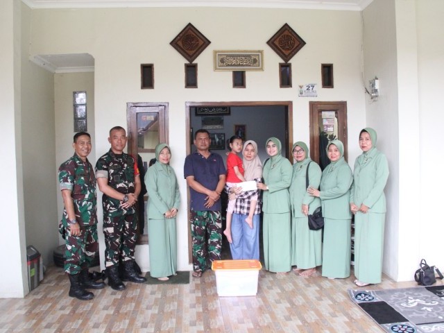 Dandim 0507/Bekasi Beserta Persit KCK Cabang XXI Lakukan Anjangsana Besuk Anggota Yang Sakit