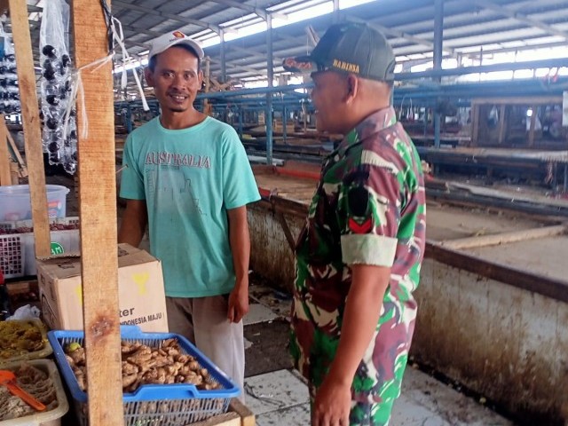 Babinsa Monitoring Harga Sembako Di Pasar Tradisional