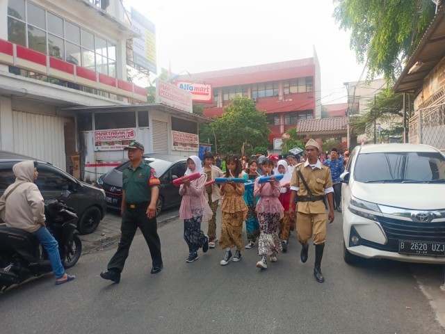 Babinsa Serka Mukoddas Monitoring Kegiatan Pawai dan Karnaval