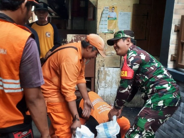 Mencegah bencana banjir, Koramil 02/Sawah Besar Turut Serta Kerja Bakti