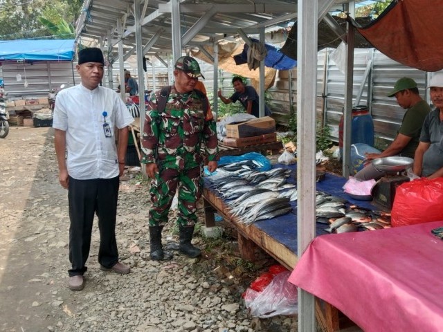 Babinsa Koramil 14/Panongan Pantau Harga Sembako Di Pasar