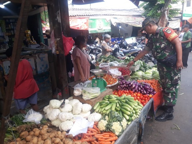 Turun Pasar, Ini Yang Dilakukan Sertu Amramus Babinsa Tamansari