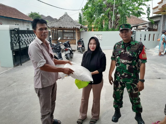 Babinsa Koramil 11/Kresek Monitor Penyaluran Bantuan Pangan Nasional