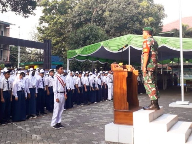 Jadi Pembina Upacara Bendera, Babinsa Koramil 03/GP Tanamkan Nilai-nilai Kepahlawanan Kepada Pelajar SMP Negeri 89