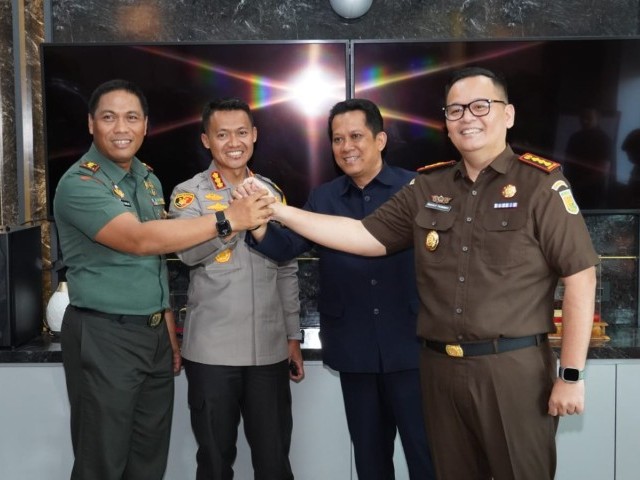 Sinergitas, Dandim 0510/Tigaraksa Bersama Forkopimda, Berikan Ucapan Selamat Ulang Tahun Kapolresta Tangerang Ke 46
