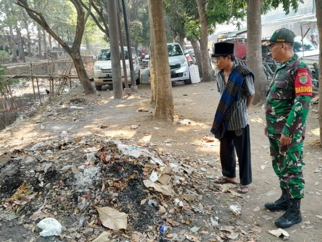 Babinsa Koramil 11/Pasar Kemis Imbauan Tidak Bakar Sampah Sembarangan