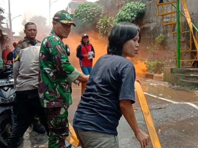 Babinsa Koramil 04/Gambir Monitoring dan Menghadiri Simulasi penanggulangan kebakaran dari Suku Dinas Pemadam Kebakaran