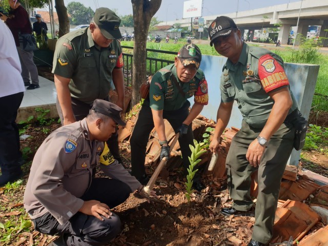 Hijaukan Alam, Koramil 03/Legok Dukung Gerakan Penanaman 2000 Pohon Bersama Polri dan Muspika
