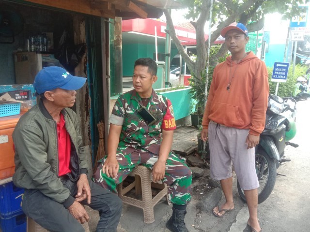 Babinsa Koramil 01/Menteng Melaksanakan Komsos Bersama Warga