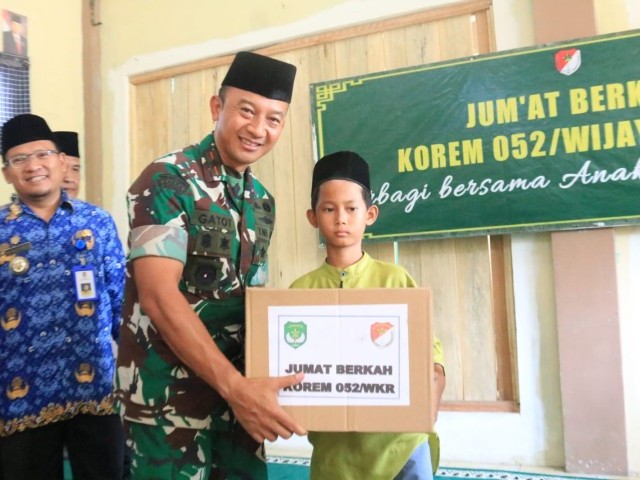 Jum'at Berkah Rutin, Korem 052/Wijayakrama Santuni Anak Yatim di  Yayasan Bina Insan Kamil