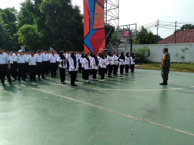 Tingkatkan Disiplin Siswa-siswi SMK 5 Pisangan, Babinsa Matraman Berikan Wasbang Giat Army Go To School