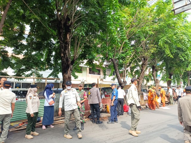 Babinsa Koramil 01/Tamanasari Bersama Personil Tiga Pilar Laksanakan Giat Penertiban PKL