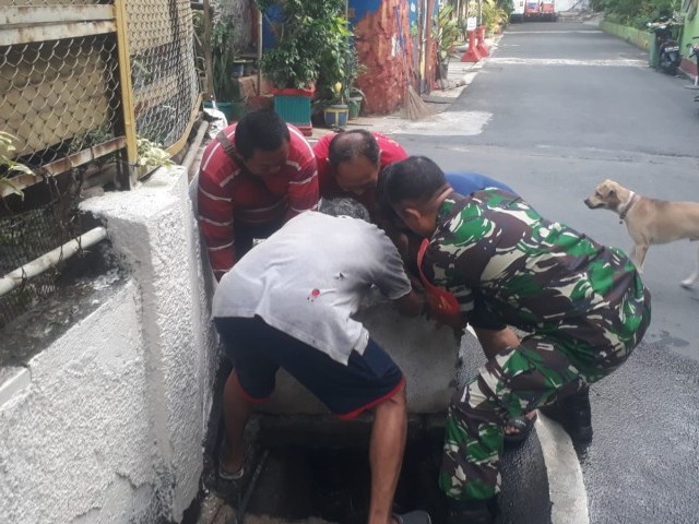 Babinsa 04/Gambir Melaksanakan Kerja Bakti Bersama Warga Binaan Dan Anggota PPSU